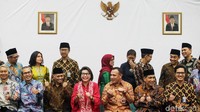 14 Pejabat Internal yang baru dilantik KPK berfoto bersama.