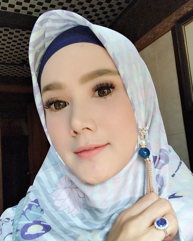Ciri khas lain dari Mulan adalah pemakaian bros dagu atau bros yang menjuntai. Biasanya ia kenakan di bawah dagu atau di bagian samping kepala menyerupai anting-anting. Foto: Dok. Instagram/mulanjameela1
