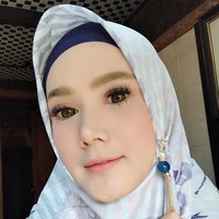 Ciri khas lain dari Mulan adalah pemakaian bros dagu atau bros yang menjuntai. Biasanya ia kenakan di bawah dagu atau di bagian samping kepala menyerupai anting-anting. Foto: Dok. Instagram/mulanjameela1