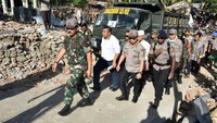 Panglima TNI Marsekal Hadi Tjahjanto dan Kapolri Jenderal Pol Tito Karnavian meninjau Desa Jeringo, Kecamatan Gunung Sari, Lombok Barat, Nusa Tenggara Barat, Jumat (24/8/2018). Istimewa/Puspen TNI.