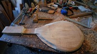 Alat musik kobza terbuat dari pahatan kayu dan senar-senar untuk menghasilkan bunyi. Valentyn Ogirenko/Reuters.
