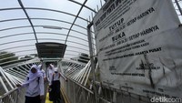 JPO ini tidak dibuka 24 jam. JPO dibuka jam 04.30 dan ditutup pukul 24.00 WIB.
