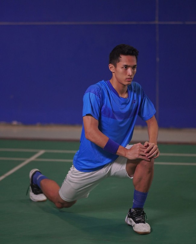 Kamu yang menonton pertandingan bulutangkis beregu putra pada pasti tahu sosok atlet tampan yang satu ini. Yup, dia adalah Jonatan Christie. Meskipun kalah, permainan raketnya saat melawan atlet China, Chen Long, tetap bikin kagum. Jonatan tidak menyerah hingga harus bermain tiga game dengan Chen Long. Pada Sea Games 2017, atlet 20 tahun ini juga mempersembahkan emas untuk Indonesia. Foto: Dok. Instagram, Dok. Getty Images