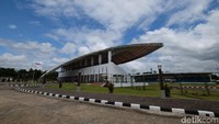 Kompleks olahraga bertaraf internasional ini berada di kota Timika, Kabupaten Mimika, Papua. Keberadaannya begitu mencolok jika dibandingkan kondisi umum dari kota Timika yang masih ketinggalan dari sisi pembangunan infrastruktur.