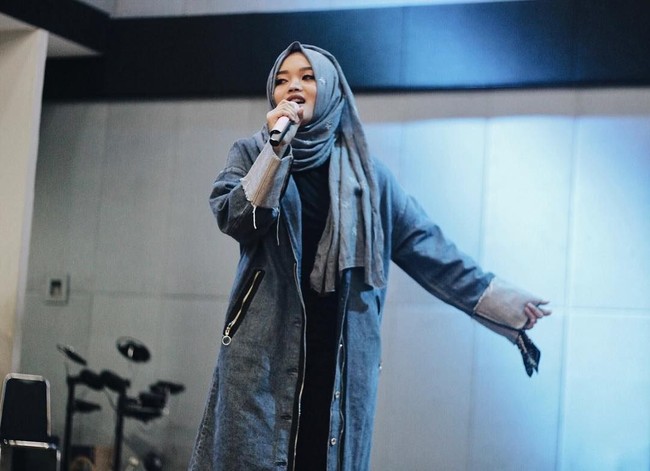 Masih muda, Putdel tampak sering bereksplorasi dalam bergaya. Mulai dari mencoba berbagai aksesori hingga mencoba tren fashion terbaru. Foto: Instagram/putridelina