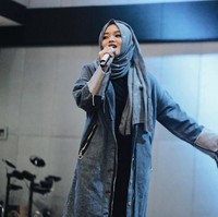 Masih muda, Putdel tampak sering bereksplorasi dalam bergaya. Mulai dari mencoba berbagai aksesori hingga mencoba tren fashion terbaru. Foto: Instagram/putridelina