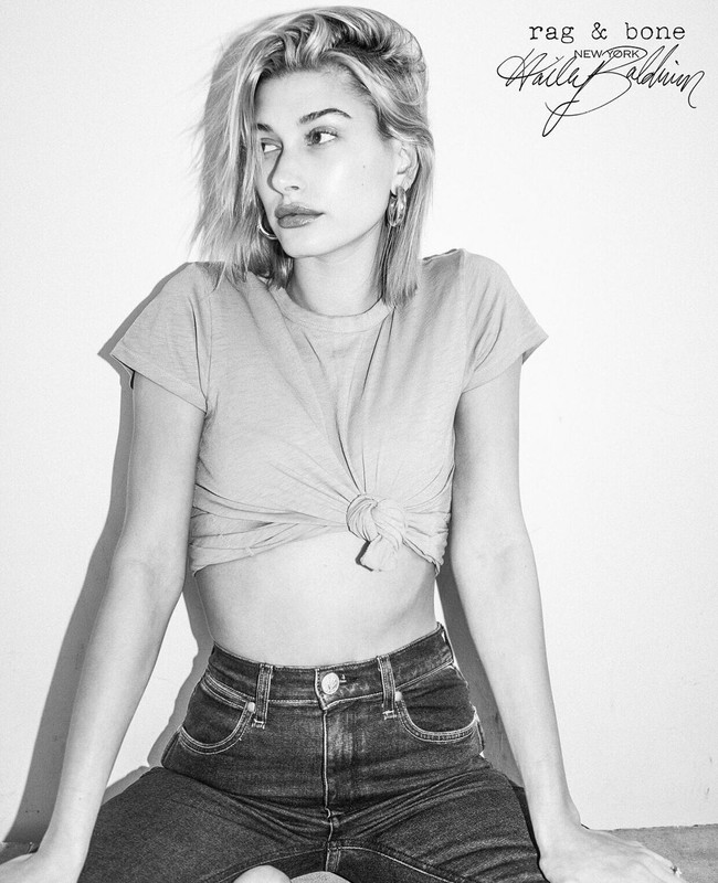 Jadi model Rag & Bone, Hailey pamer perut ratanya lagi dengan T-shirt yang diikat sebatas dada. Salah satu tipsnya memiliki perut rata dan tubuh sehat adalah sarapan dengan roti gandum dan alpukat. Foto: Instagram