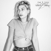 Jadi model Rag & Bone, Hailey pamer perut ratanya lagi dengan T-shirt yang diikat sebatas dada. Salah satu tipsnya memiliki perut rata dan tubuh sehat adalah sarapan dengan roti gandum dan alpukat. Foto: Instagram