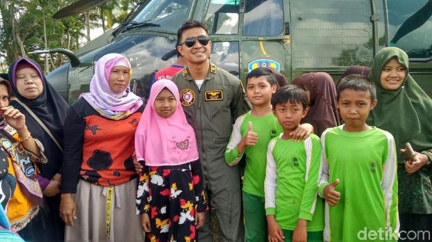 Heli Tempur yang Dinaiki Menhan Jadi Tontonan Ribuan Warga Ciamis