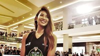 Wanita pemilik tinggi 175 cm ini hobi bermain basket. Foto: Instagram/mariaselena_