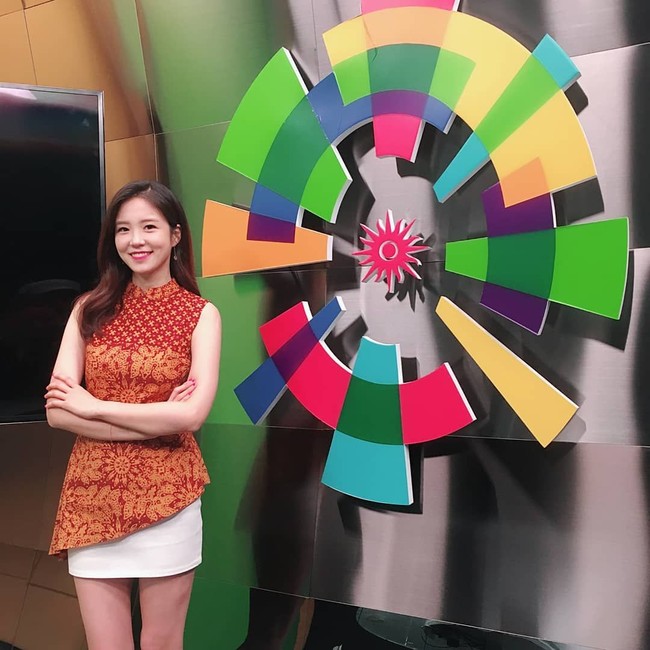 Penampilan Yewon yang memesona dengan batik saat melaporkan siaran langsung Asian Games. Foto: Instagram