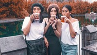 Butter beer jadi minuman wajib saat liburan ke Universal Studio Jepang. Maria mampir ke Hogwarts School of Withcraft and Wizardy yang nampak magis. Foto: Instagram mariarahajeng