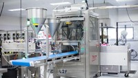 Dengan memanfaatkan robot, Zume dapat membuat pesanan dengan cepat dan akurat. Zume mampu menghasilkan sekitar 370 pizza per jam, lebih mirip pabrik manufaktur daripada dapur restoran. Istimewa/BusinessInsider.