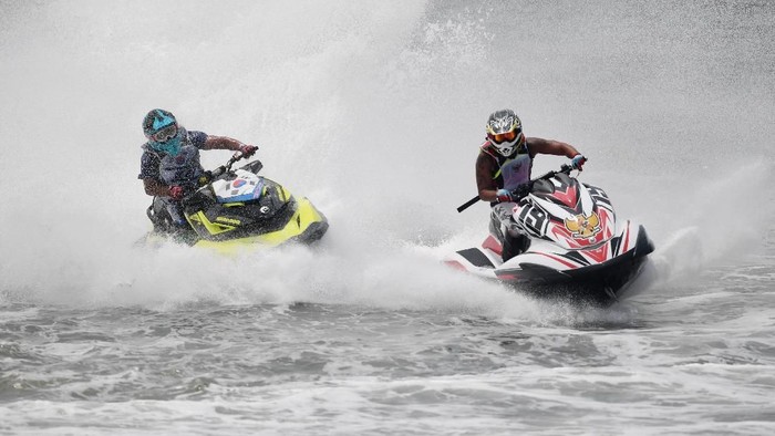 Atlet Jetski Indonesia Aero Sutan Aswar (kanan) beradu kecepatan dengan pemain jetski Korea Selatan Lee Daesoo pada nomor pertandingan Runabout Limited ajang lomba Jetski pada Asian Games 2018 di Jet-Ski Indonesia Academy, Ancol, Jakarta, Kamis (23/8). ANTARA FOTO/INASGOC/ANDRY BEY/inp/18