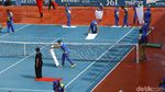 Aksi Mengeringkan Lapangan Tenis dengan Handuk