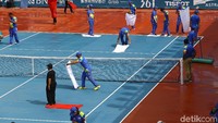 Begini aksi petugas memhilangan air dari lapangan.