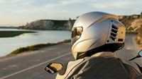 Feher ACH-1 adalah helm pertama yang memberikan air conditioner atau AC di dalam helm. Berkat teknologi thermoelectric yang dikombinasikan dengan Tubular Spacer Fabric, helm memberikan udara dingin di bagian atas kepala pengendara. Foto: Rideapart