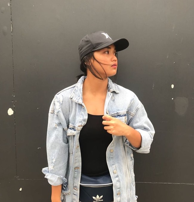 Tampil modis dengan tren hypebeast menjadi andalan atlet polo air Alya Nadira. Sneakers dan Fanny pack pun jadi aksesori yang tak boleh ketinggalan untuk tampil sporty. Foto: Dok. Instagram/Alya Nadira