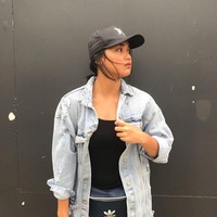 Tampil modis dengan tren hypebeast menjadi andalan atlet polo air Alya Nadira. Sneakers dan Fanny pack pun jadi aksesori yang tak boleh ketinggalan untuk tampil sporty. Foto: Dok. Instagram/Alya Nadira