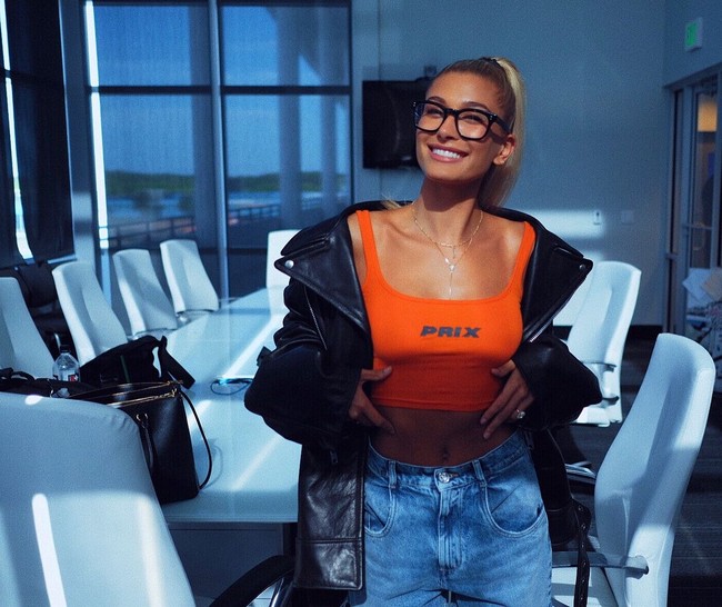 Hailey memang suka bereksperimen dengan gaya busana. Jika di satu waktu ia tampil seksi, kali ini gayanya lebih edgy dan nyentrik dengan padu padan crop top, jaket biker dan jeans. Foto: Instagram