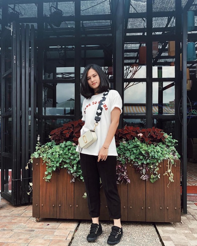 Karateka Ceyco Georgia kerap tampil kasual nan edgy di luar lapangan. Aksesori berupa tas sling Marc Jacobs dengan statement strap menyelipkan sisi modis Ceyco untuk padanan kasual antara T-shirt, jeans dan sneakers. Foto: Dok. Instagram/Ceyco Georgia