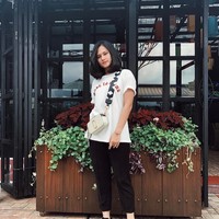 Karateka Ceyco Georgia kerap tampil kasual nan edgy di luar lapangan. Aksesori berupa tas sling Marc Jacobs dengan statement strap menyelipkan sisi modis Ceyco untuk padanan kasual antara T-shirt, jeans dan sneakers. Foto: Dok. Instagram/Ceyco Georgia