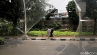 Warga saling melempar batu sehingga merusak Halte Pasar Rumput.