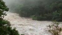 Warga pun dihimbau untuk tidak panik dan tinggal di rumah masing-masing. Untuk sejumlah rumah yang terkena banjir bandang dan longsor warga telah dievakuasi ke tempat yang lebih aman. Karolina Jirova/via Reuters.