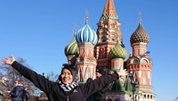Mumpung di Rusia, Aries pun berfoto di depan Lapangan Merah dan Katedral St Basil. (Instagram/@aries_susanti) 