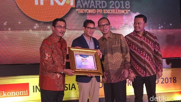 Sandiaga Raih Penghargaan Figur Politik Populer