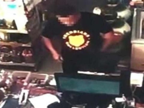 CCTV yang memperlihatkan Tang membeli pisau di supermarket