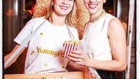 Psst.. Scarlett juga punya usaha kuliner lho. Ya, sebuah kedai popcorn! Namanya Yummy Pop. Begini gaya Scarlett saat meresmikan gerai Yummy Pop di Paris, Prancis. Foto: Instagram plsphotogetty