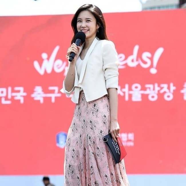Beautiful pisan neng Yewon ini dengan baju batik nya, komentar netizen hartanadian03. Cantik pakai batik, tulis sabarmuwardi, netizen lainnya di foto Instagram Yewon. Foto: Instagram