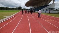 Stadion terbuka memiliki jalur lari berstandar internasional. Stadion terbuka ini juga bisa digunakan sebagai arena bagi beberapa cabang atletik lainnya seperti lempar lembing, tolak perluru, dan lompat jauh.