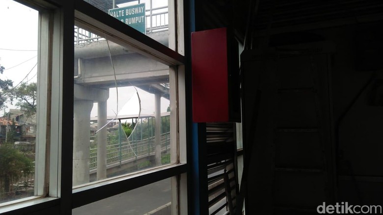 Warga Keluhkan Efek Gas Air Mata di Halte Busway Pasar Rumput Warga Keluhkan Efek Gas Air Mata di Halte Busway Pasar Rumput