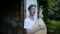 Di tengah waktu senggangnya Fedynsky seringkali memainkan musik tradisional Ukraina dengan alat musik yang dibuatnya dan menyanyikan berbagai lagu tradisional khas Ukraina. Valentyn Ogirenko/Reuters.