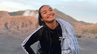 Senyum cantik Alya di kawasan Gunung Bromo (nzalya/Instagram)  