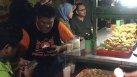 Makan nasi angkringan, Ida terlihat serius memilih menu makanan yang tersedia ditemani segelas susu hangat. Foto: Instagram @idafauziyahnu