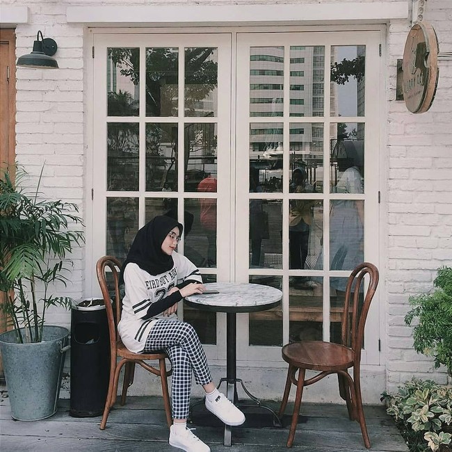 Di kesehariannya, Tia Septiana selalu memakai hijab yang simpel. Gadis berkaca mata ini juga sering tampil kasual mengenakan kaos atau blouse tanpa banyak aksesori. Foto: Instagram/tiaseptianna