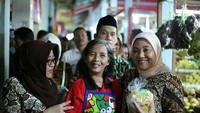 Mampir ke salah satu pasar tradisional di Wonogiri, Ida membeli oleh-oleh keripik pisang yang manis dan gurih di sana. Foto: Instagram @idafauziyahnu