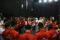 Menko PMK Puan Maharani bersama Presiden Joko Widodo berdoa untuk tim Indonesia (Foto: dok. Kemenko PMK)