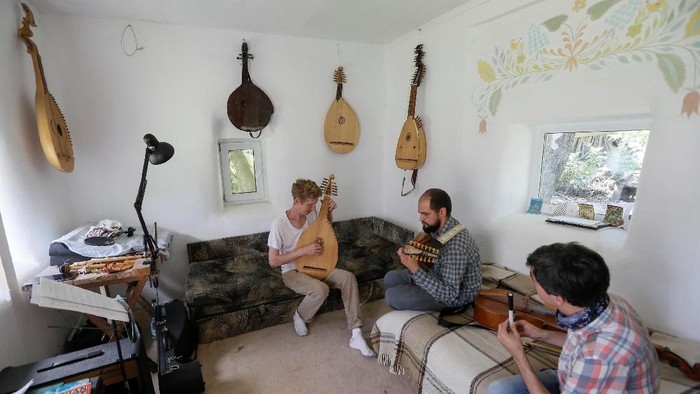 Seorang pria Amerika kembali ke kampung asalnya untuk melestarikan kesenian leluhurnya. Ia populerkan kembali Torbal yaitu alat musik tradisional khas Ukraina