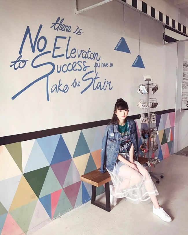 Di tahun 2015, Sabina Altynbekova sempat masuk perusahaan Jepang untuk menjadi artis yang membintangi pertunjukkan hingga iklan. Foto: Instagram @altynbekova_20