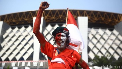 Suporter Timnas Indonesia Mulai Merahkan Stadion Wibawa Mukti