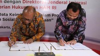 Direktur Utama BPJS Ketenagakerjaan, Agus Susanto, dan Direktur Jenderal Imigrasi Kementerian Hukum dan Hak Asasi Manusia, Ronny F Sompie menandatangani perjanjian kerja sama di Jakarta, Kamis (20/8/2018). Pool/BPJS TK.