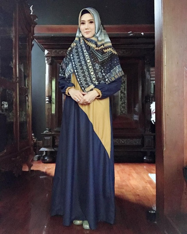 Melihat pemilihan gaya hijab Mulan Estianty di kesehariannya dan Mulan Jameela saat umroh dan pengajian, kamu lebih suka yang mana? Foto: Dok. Instagram/mulanjameela1