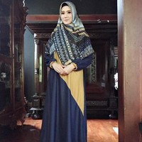 Melihat pemilihan gaya hijab Mulan Estianty di kesehariannya dan Mulan Jameela saat umroh dan pengajian, kamu lebih suka yang mana? Foto: Dok. Instagram/mulanjameela1