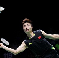 Sosok pemain bulutangkis China berwajah imut ini menarik perhatian saat pertandingan final beregu putra Asian Games 2018. Dia adalah Shi Yuqi, lawan atlet Indonesia Anthony Ginting yang harus kalah karena cedera. Sikap pengertian Shi Yuqi saat mengetahui Anthony cedera membuat banyak orang simpatik padanya. Shi Yuqi sendiri merupakan pemain bulutangkis peringkat dua dunia. Foto: Dok. Instagram, Dok. Getty Images
