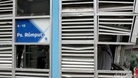Beberapa fasilitas di Halte Busway Pasar Rumput rusak dan belum diperbaiki usai tawuran antar warga.