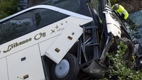 Penampakan bus usai mengalami kecelakaan di kawasan Kuopio, Finlandia, Jumat (24/8/2018) waktu setempat. LEHTIKUVA/Timo Hartikainen/REUTERS.